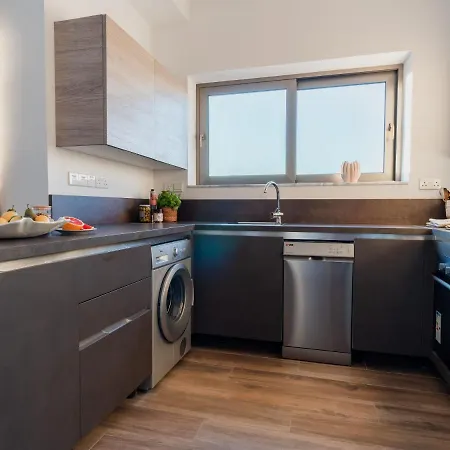 3 Bedroom With 2 Balconies And Private Rooftop Terrace