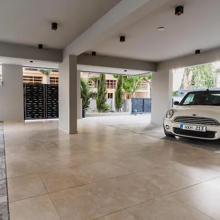 3 Bedroom With 2 Balconies And Private Rooftop Terrace דירה *