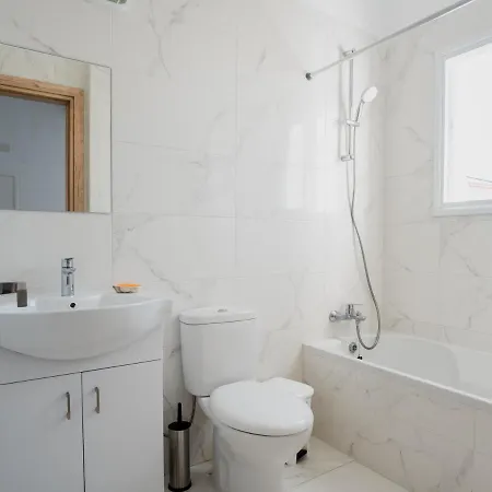 3 Bedroom With 2 Balconies And Private Rooftop Terrace *