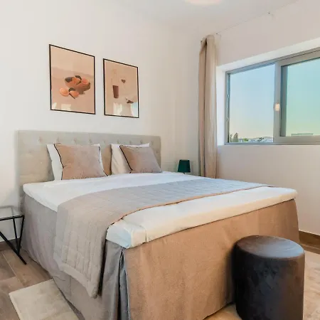 3 Bedroom With 2 Balconies And Private Rooftop Terrace 公寓